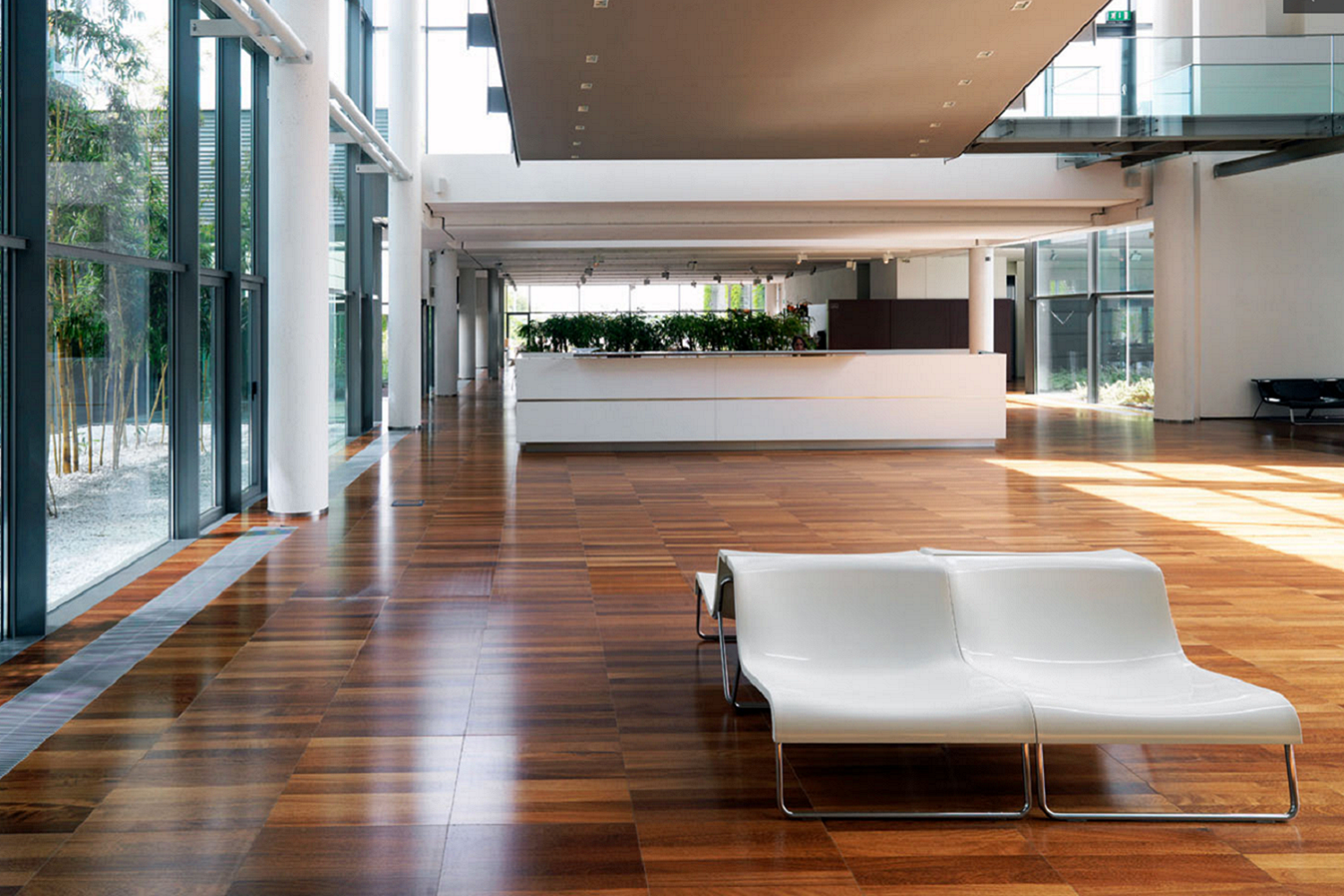 Nowoczesne, przestronne wnętrze publiczne, lobby biurowca lub centrum konferencyjnego